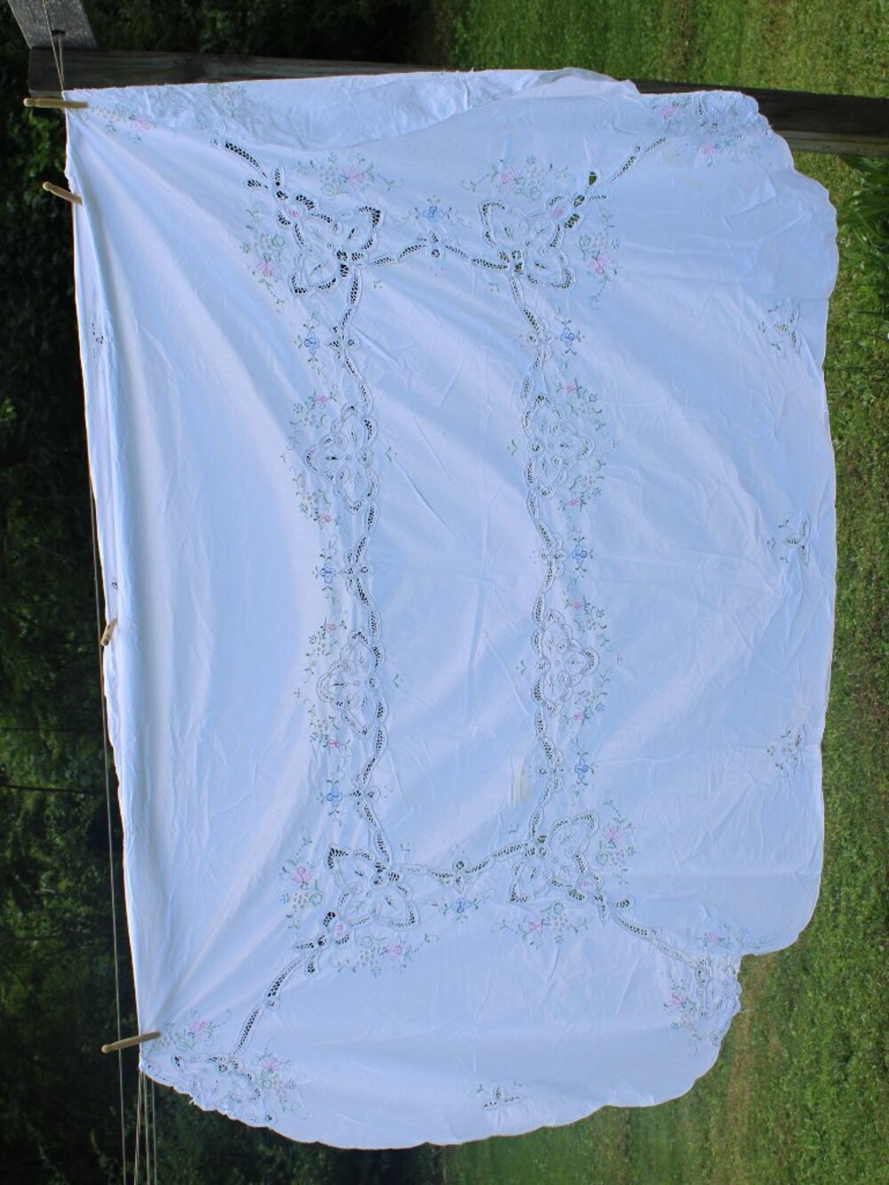 Vintage Handmade White Floral Embroidered Tablecloth with 6 Napkins (Flaw)